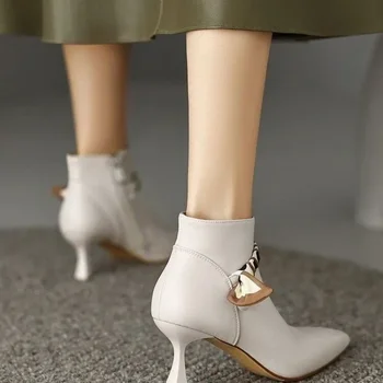 2023 Nauja mada su vienvietiais batais Vestuvių vakarėlis su viengubais batais Perlų kabantys papuošalai atrodo puošniai